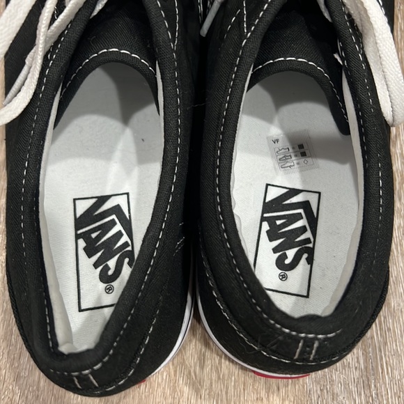 VANS LOWTOPS,  WOMANS SIZE 11, BLACK AND WHITE NEW!!!! - Picture 4 of 11
